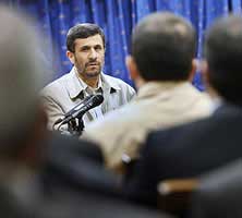محمود احمدي‌نژاد شب گذشته در مراسمي در جنوب بيروت، از قرار گرفتن در محل حفاظت شده خودداري كرد.