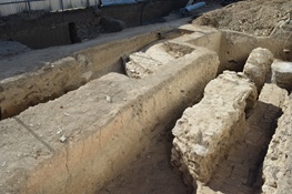 کاوش های باستان شناسی در محدوده دروازه دولت و چهارباغ اصفهان به کشف پایه های کاخ جهان نما انجامید .