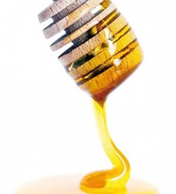 عسل در بسیاری از کشورهای جهان با نام طلای طبیعی معروف است. در حقیقت این خواص درمانی کم نظیر و شفابخش عسل و انواع مختلف آن است که موجب شده این ماده طبیعی این چنین مورد توجه بسیاری از مردم و پزشکان طب سنتی و مدرن در جهان قرار بگیرد.
