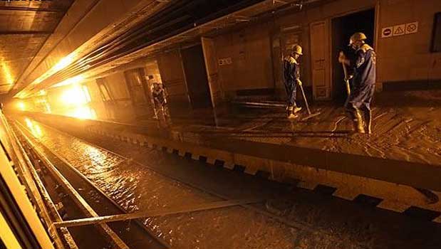 سخنگوی شورای اسلامی شهر تهران گفت : براساس گزارش شکیب رئیس کمیسیون عمران شورای شهر ، براثر ورود سیلاب به مترو 22 میلیارد تومان به مترو خسارت وارد شده است .