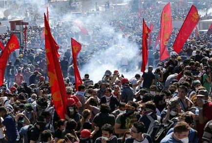 به رغم دعوت مقامات دولتی ترکیه از مردم این کشور برای حفظ آرامش ، اعتراضات خیابانی در شهرهای این کشور دیشب نیز ادامه یافت .