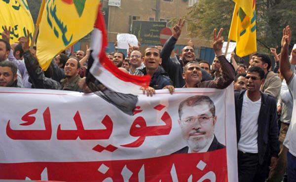 بحران سیاسی مصر با صف آرایی مخالفان و موافقان محمد مرسی رییس جمهور این کشور ادامه دارد.