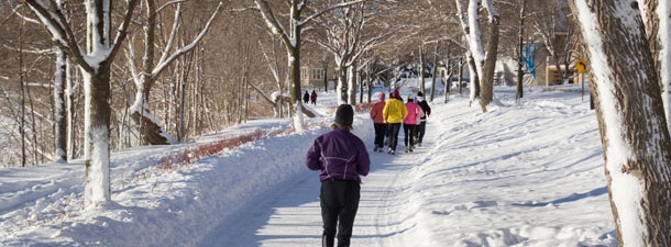 بسیاری از مردم به گمان این که ورزش کردن در هوای آزاد در فصل سرما باعث سرماخوردگی و بیماری آن ها می شود، ترجیح می دهند در خانه بمانند و هیچ فعالیت ورزشی نکنند. 	
		
