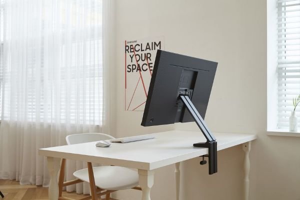 سامسونگ برای صرفه جویی در استفاده از فضای محیط کار یا منزل نمایشگرهای جدیدی تولید کرده که قابل نصب بر روی دیوار یا کناره های میز کار هستند.