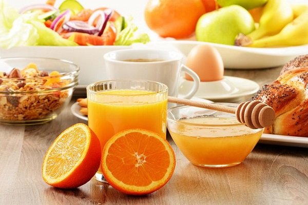 طبق یافته های جدید، افراد میانسالی که عادت به نخوردن وعده صبحانه دارند بیش از افرادی که صبحانه کامل می خورند دچار گرفتگی عروق قلب می شون