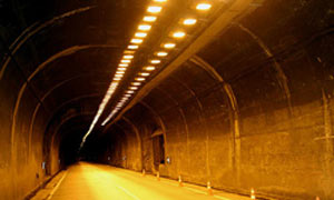 	مهندسان سوئیسی از اتمام پروژه حفر طولانی ترین تونل جهان در زیر رشته كوه آلپ در این كشور پس از ۱۵ سال خبر دادند.
	