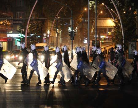 پلیس ضد شورش ترکیه با تظاهرات کنندگان حاضر در مراسم تشییع جنازه یکی از معترضان دولتی در شهر 