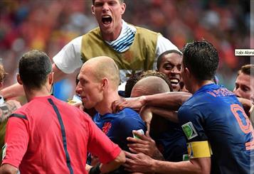 تیم فوتبال هلند با پنج گل مقابل مدافع عنوان قهرمانی جهان به برتری رسید تا ضمن آغاز پرقدرت رقابتهای جام جهانی، انتقام شکست چهار سال قبل خود در فینال رقابتهای جام جهانی 2010 را هم گرفته باشد.