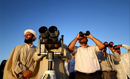 عضو ستاد استهلال دفتر مقام معظم رهبری گفت: حدود150گروه رصدی در سراسر کشور روز چهارشنبه استهلال هلال ماه شوال را بر عهده دارند.