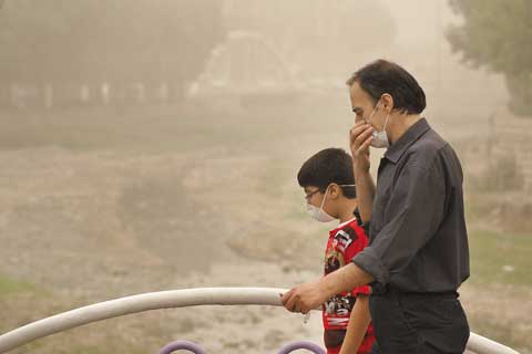 آلودگی هوا دومین روز متوالی ادارات و مدارس استانهای ایلام ،‌مرکزی و کردستان را به تعطیلی کشاند .