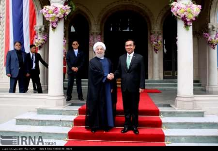 حجت الاسلام و المسلمین حسن روحانی، رئیس جمهوری اسلامی ایران روز یکشنبه به طور رسمی در بانکوک پایتخت تایلند از سوی 'پرایوت چان او چا' نخست وزیر این کشور جنوب شرق آسیا مورد استقبال قرار گرفت.