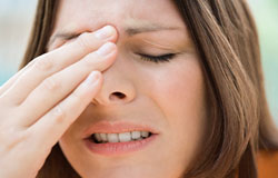 شست وشوی بینی با سرم یا آب نمک باعث پاکسازی ترشحات آلوده و مواد محرک از بینی می شود. به علاوه، شست وشو در مرطوب سازی سینوس ها و مجاری بینی نیز موثر است و مطالعات نقش آن را در بهبود کارکرد سلول های پاکسازی کننده بینی نشان داده است.