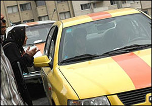 مسافران تاکسی روز بعد از تعطیلات را با افزایش قیمت کرایه ها آغاز کردند،این درحالی است که مسئولان تاکسیرانی تاکید دارند با هرگونه افزایش قیمت پیش از تصویب نهایی در شورای شهربرخورد می کنند.