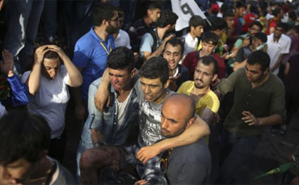 
براثر انفجار در تجمع انتخاباتیِ مخالفان حزب حاکمِ ترکیه در شهر دیاربکر، صدها نفرکشته و زخمی شدند.