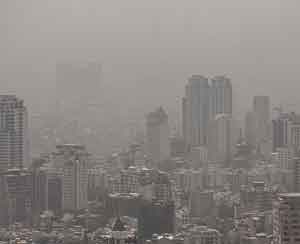 اداره كل محیط زیست استان تهران روز جمعه نسبت به افزایش غلظت آلاینده ذرات معلق در پی ورود ریزگردها به پایتخت هشدار داد.