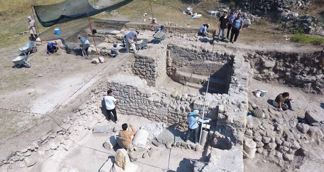 کاوشگران موفق شدن مقبره‌ی سنگی متعلق به قرن دوم پس از میلاد مسیح را واقع در «قره بوک»، یکی از استان‌های ترکیه، کشف کنند.