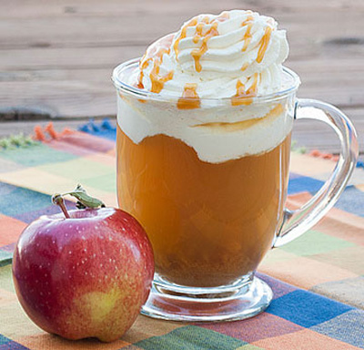 آب سیب را با سس سیب کاراملی- دارچینی مخلوط کنید و هم بزنید تا خوب ترکیب شوند.