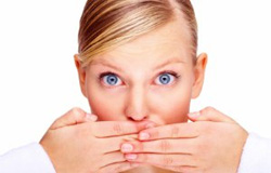 بوی بد دهان یکی از مشکلاتی است که بسیاری از افراد به آن مبتلا هستند. اگر می خواهید از بوی بد دهان تان خلاص شوید کافی است این نکات آسان را رعایت کنید.