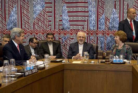 یک رسانه آمریکایی به درخواست وزیر خارجه آمریکا از وزیرخارجه جمهوری اسلامی ایران در حالی که به سمت وی خم شده بود، اشاره کرده است.