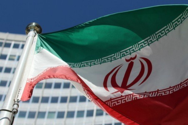 چهار دیپلمات غربی که نامشان اعلام نشده است می گویند تحریم های اقتصادی علیه ایران در اوایل سال آینده میلادی حذف خواهد شد.