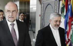 خبرگزاری رویترز اعلام کرد که ایران و آژانس بین المللی انرژی اتمی قصد دارند اواخر آذرماه دور جدیدی از مذاکرات را برگزار کنند. 
  
 
