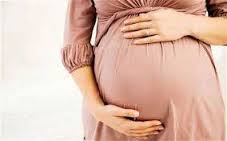 دوران بارداری برای خانم ها دوران لذت بخشی محسوب می شود اما عوارضی هم دارد که برخی از آنها ممکن است ماندگار شوند؛ مثلا شکم بزرگ یا خط های تیره روی شکم.