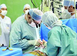 متخصصان بخش اورولولوژی بیمارستان لبافی‌ نژاد تهران ، نخستین‌ بار در جهان عمل اهدای کلیه به روش مینی‌ لاپاراسکوپی را با ایجاد دو سوراخ میلی‌ متری انجام دادند .
