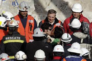 	تاکنون ۱۷ نفر از معدنچیان محبوس در عمق زمین در سیلی نجات داده شده اند.