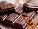 

شکلات و کاکائو جزء خوراکی‌هایی هستند که علاوه‌بر خوشمزگی و شیرینی دلچسبی که دارند، به دلیل داشتن کافئین، حس لذت‌بخشی به انسان می‌دهند. تاکنون مطالعات فراوانی درباره اثرات مفید مصرف شکلات و کاکائو صورت گرفته و بیشتر آنها اثبات کرده‌اند که این ماده