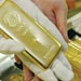 بانک مرکزی جمهوری اسلامی ایران از فروش شمش طلا در حراج حضوری در بانک کارگشایی خبر داد.

