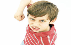 اگر کودک خشمگین می شود، به او بگویید به جای کتک زدن شروع به کف زدن کند. به این ترتیب او به راحتی خشمش را تخلیه می کند و از این عادت زشت دور می شود.