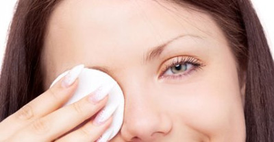 این عارضه در زنان شیوع بیشتری دارد که به علت شست و شوی نامناسب آرایش چشم ها ایجاد می شود.