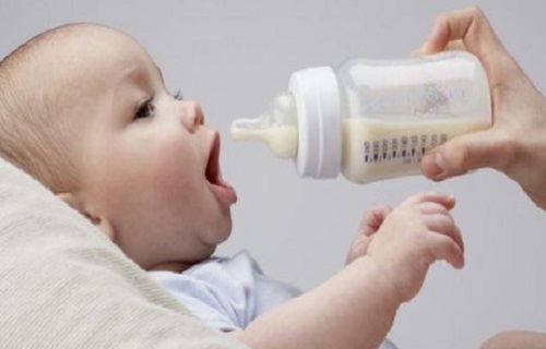 یک متخصص اطفال گفت: برخی از کودکان به شیرخشک آلرژی دارند و نمی‌توانند آن را هضم کنند