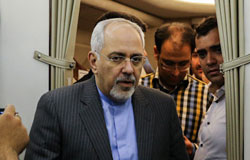 وزیر امور خارجه کشورمان در رأس هیأت مذاکره کننده ایران با ۱+۵ سه شنبه شب پس از دیداری کوتاه از رم وارد ژنو شد.