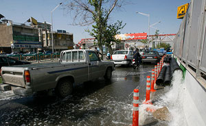 در حالی روز گذشته تهران در پی بارندگی شدید كه گفته می شود در ۵۰ سال گذشته بی سابقه بوده است با ترافیك سنگین و آبگرفتگی اكثر معابر و بزرگراه ها مواجه شد كه این امر با ورود سیلاب های ناشی شكستگی بخشی از مسیل آزادراه تهران ـ كرج و ورود آن به ایستگاه «ار