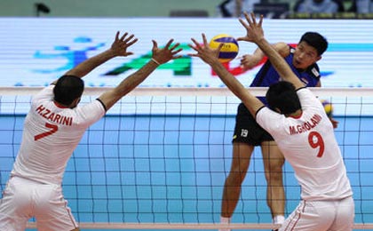 تیم ملی (ب) والیبال کشورمان در چهارمین مسابقه خود در چارچوب مسابقات والیبال قهرمانی مردان آسیا تیم ملی تایلند را در سه ست متوالی شکست داد.