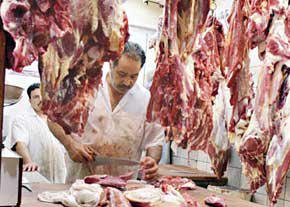 رییس مرکزاصلاح نژاد دام و بهبود تولیدات دامی اعلام کرد: با توجه به افزایش عرضه گوشت قرمز برای ماه رمضان و کاهش قیمت محصول در بخش تولید، تجربه‌ نشان داده سیستم دلالی اجازه این کار را نخواهد داد و حتی شاید قیمت گوشت قرمز به ویژه گوشت گوسفندی افزایش یاب