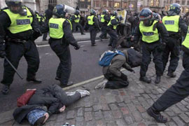 به رغم تدابیر شدید پلیس انگلیس دیشب نیز در برخی از نقاط انگلیس اعتراضات ادامه یافت.
