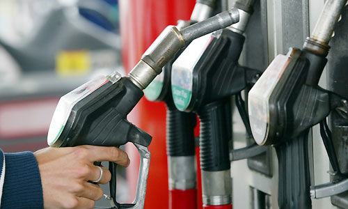 شصت لیتر سهمیه بنزین دی خودروهای شخصی مانند ماه‌های گذشته ،ساعت 24 فردا شب به کارت‌های سوخت واریز می‌شود.
