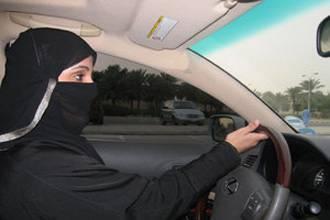 دو روز پس از اعلام دادن حق رأی به زنان در عربستان، سازمان عفو بین الملل از صدور حکم شلاق برای یک زن در این کشور به دلیل رانندگی خبر داد.