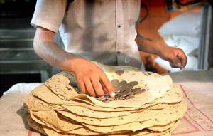 قیمت اصلاحی انواع نان برای عرضه در نانوایی های استان تهران اعلام شد و از امروز اعمال می شود.
