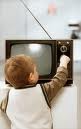 کودکانی که ساعت های زیادی را به تماشای تلویزیون می پردازند، چاق تر هستند چون هم تحرکشان کم می شود و هم در هنگام تماشای تلویزیون اغلب تنقلات کم ارزش و چاق کننده می خورند.
