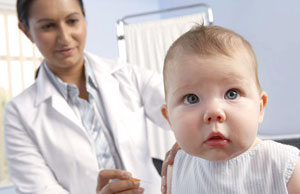 متخصصان اطفال در یک بررسی تازه دریافته اند که با استفاده از چند قطره محلول آب قند می توان نوزادان را در هنگام واکسیناسیون آرام کرد تا کمتر گریه کنند.