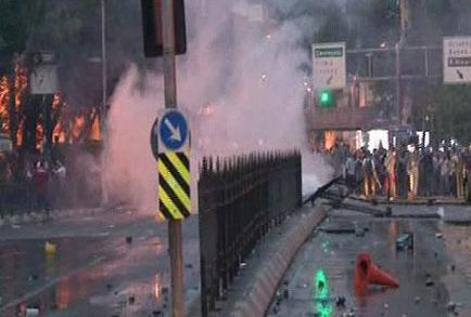 شهرهای مختلف ترکیه از جمله آنکارا پایتخت این کشور برای چندمین شب متوالی عرصه تظاهرات و درگیری بین پلیس و تظاهرکنندگان بود .