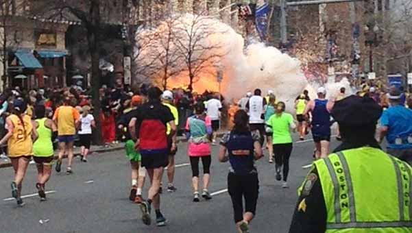 بر اثر دو انفجار در نزدیکی خط پایان مسابقه دو ماراتن در شهر بوستون امریکا دست کم سه نفر کشته و صد و ده نفر زخمی شدند.