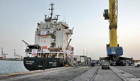 کشتی کمکهای ایران به مردم مظلوم یمن برای بازرسی در جیبوتی پهلو گرفت.