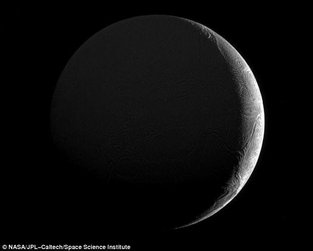 جدیدترین تصویر منتشر شده از قمر انسلادوس نشان می‌دهد این قمر امکانات حداقلی برای میزبانی حیات بیگانه را دارد.

