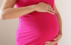 تولیدکنندگان بوتاکس و ژل ها توصیه می کنند خانم ها در دوران بارداری از این مواد استفاده نکنند چراکه اگر به هر دلیلی مشکلی برای جنین ایجاد شود، اولین متهم، کارخانه سازنده این محصولات تزریقی زیبایی است که مسلما آنها را بدنام می کند.