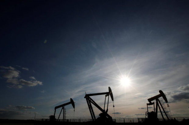 قیمت های نفت روز جمعه، پس از این که عربستان سعودی در مورد عرضه بیش از حد هشدار داد، افت کرد.