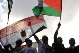 هزاران مصری با تجمع در برابر ساختمان سفارت رژیم صهیونیستی در استان الجیزه این کشور خواستار اخراج سفیر این رژیم شدند. 

